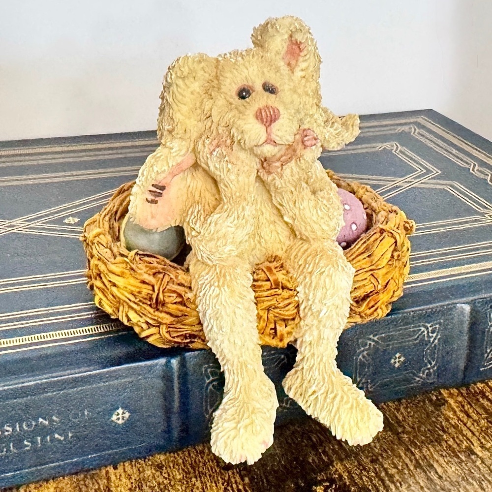 1999 Boyds Bears Bearstone Collection – “Tillie Hopgood… The Eggsitter”